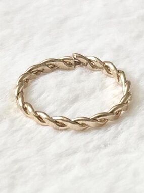 5/$15 🩷 MUST BUNDLE Twisted Gold Hoop Ring - Women's Jewelry